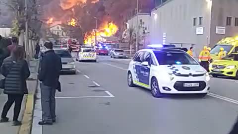 Desalojan a 250 personas por el incendio de Montornès (Barcelona) (2)