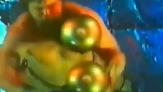 Soviet circus acrobat, Valentin Dikul, performing his power juggling act in 1985. The sphere balls weighed 88 lbs (40 kg) each.