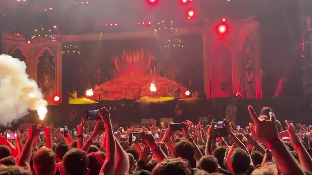 Τα "γαλλικά" του Bruce σε φαν που άναψε πυρσό με φωτιά.