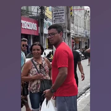 Malokas walk randomly through the streets to test the quality of products in popular commerce