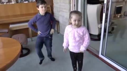 Funny kids dance!