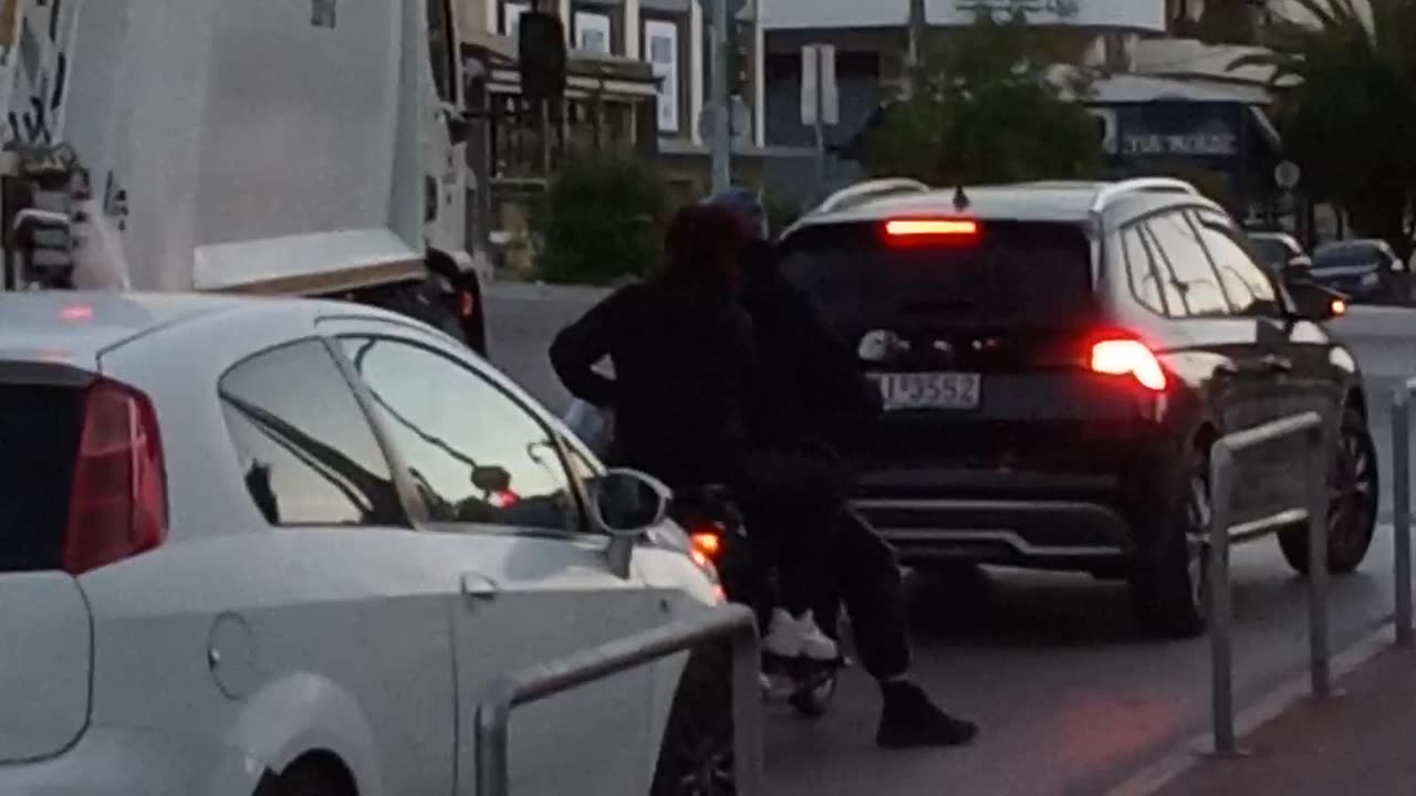 ΑΝΑΡΧΙΚΟΙ ΤΡΩΝΕ ΞΕΦΤΙΛΙΣΜΑ ΜΕΣΑ ΣΕ ΠΕΡΙΟΧΗ ΤΗΣ ΑΘΗΝΑΣ!!!