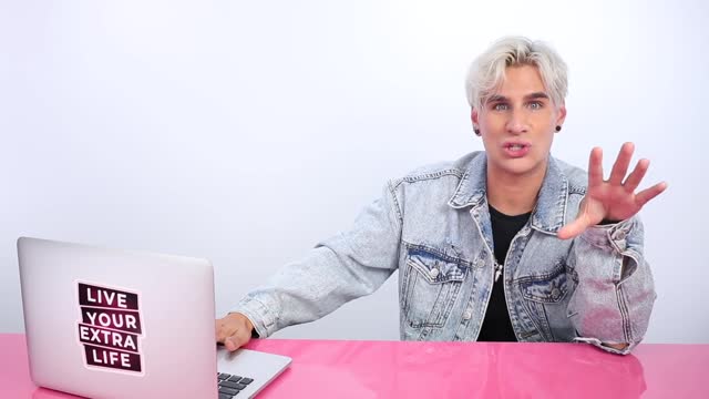 Hairdresser Reacts to James Charles Bleaching His Hair