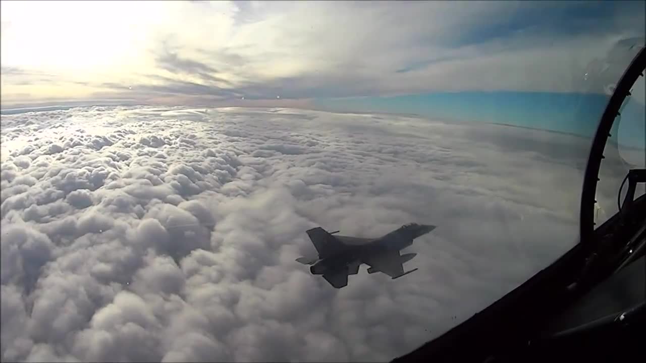 Vista desde la cabina de un Falcon F16 de combate por encima de un mar de nubes