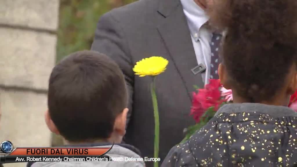 FUORI DAL VIRUS: Kennedy accolto all'Arco Della Pace dai fiori dei bambini!