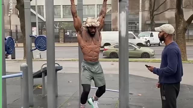 This guy just did more reps in 5 minutes than I've done in my entire life 😅💪🏼