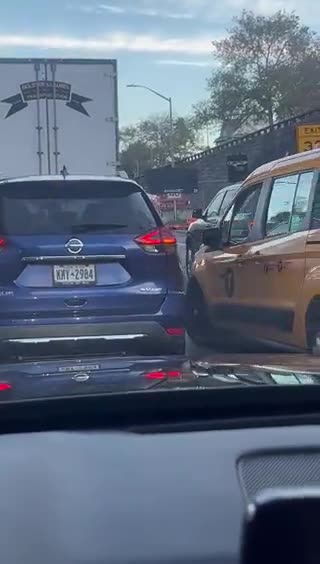 New York City taxi driver destroys an Israeli flag on another car while driving.