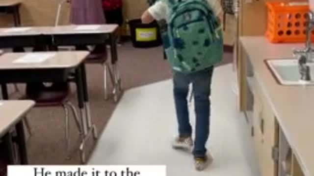 Blind student enthusiastically finds way around school on his first day👏