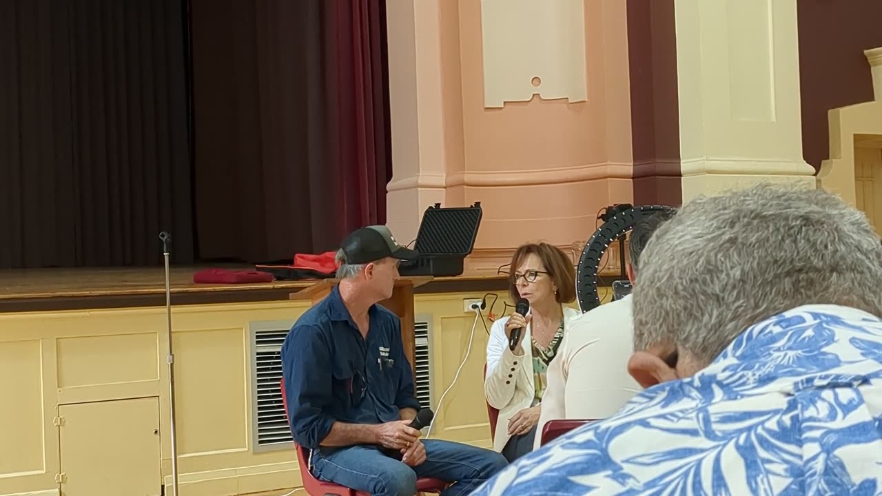 Wade speaking to Federal Nationals MP (Mallee) Dr Anne Webster at St Arnaud - 7/3/2024