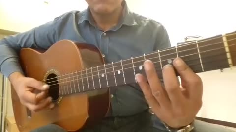 A mi manera con guitarra a forma de ejercicio con pua