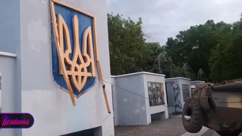 ΡΩΣΙΚΟ ΤΑΝΚ ΞΕΡΙΖΩΝΕΙ ΟΥΚΡΑΝΙΚΟ ΣΗΜΑ