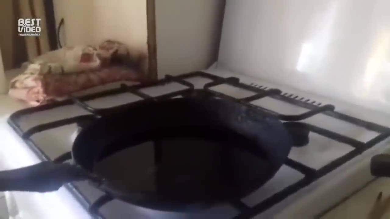 Что будет если в кипящее масло, добавить воды / What happens if you add water to boiling oil