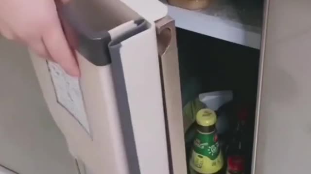 Collapsible hanging trash can