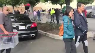 1 hour and 30 minute wait to get into Costco in Los Angeles