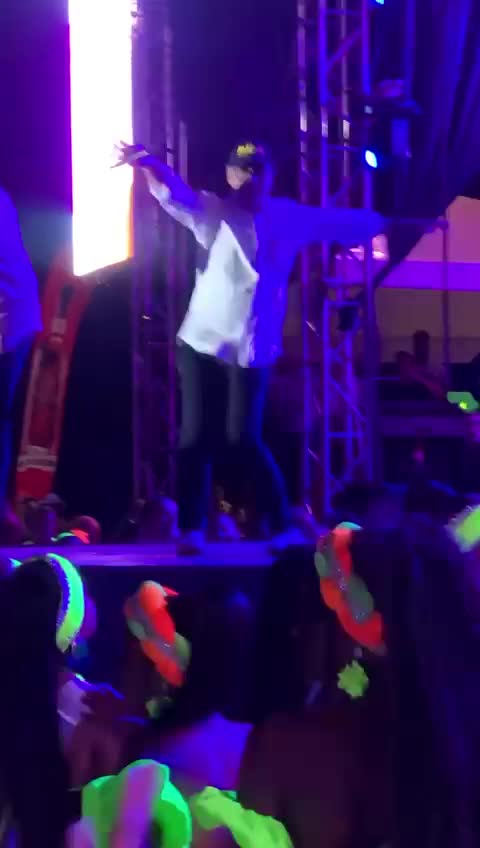 Alcalde William Dau baila en Preludio