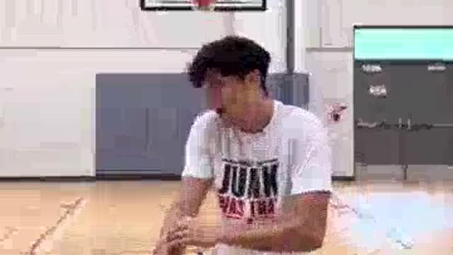 Send this to a hooper that complains to much😂🏀 #viral #basketball #comedy #shorts.mp4