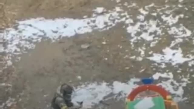 Militare ucraino piazza una bomba in parco giochi per bambini