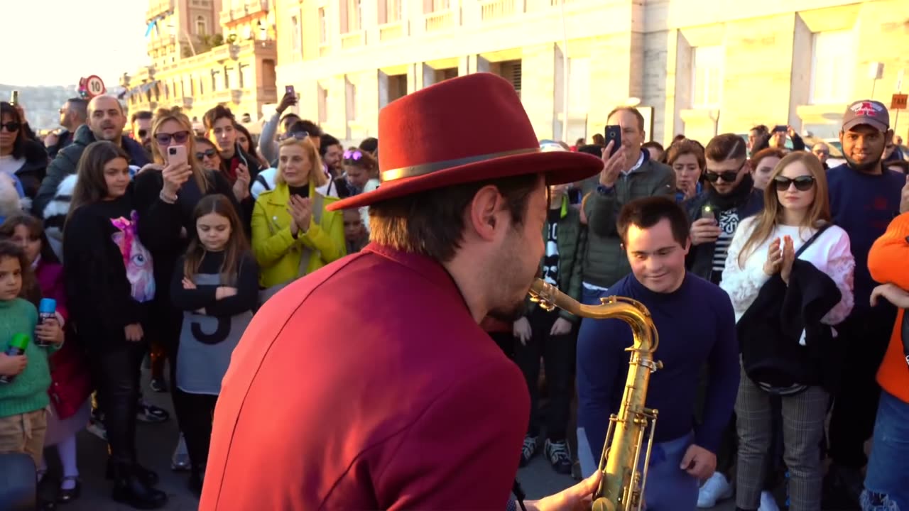 "L'_Amour_Toujours"__STREET_SAX_PERFORMANCE