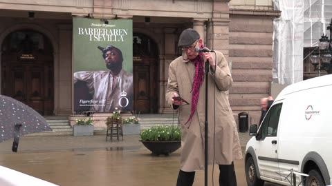 Ulf Sandmark talar på manifestationen för fred Och frihet