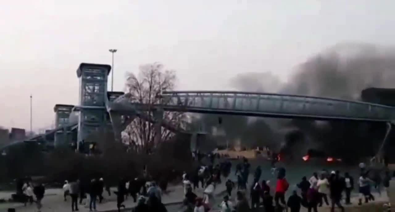 Riots and roadblocks in Tembisa in South Africa against the high cost of living