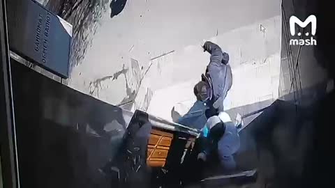 CCTV footage shows the moment of the Ukrainian Tochka-U crash in the center of Donetsk.