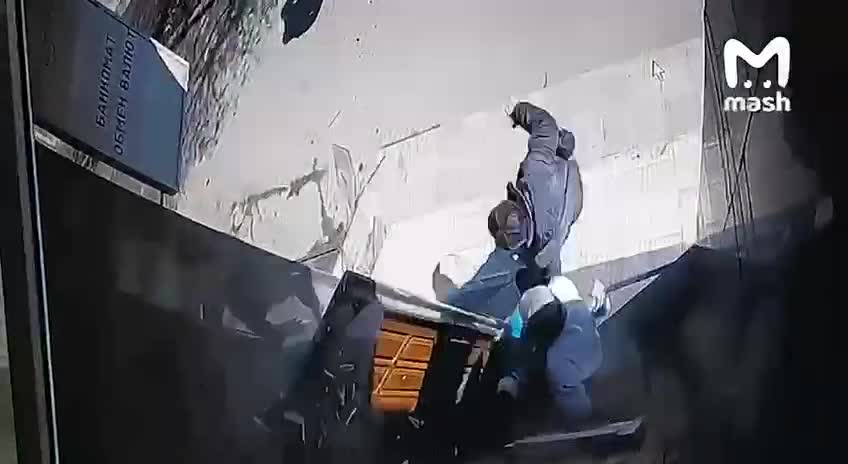 CCTV footage shows the moment of the Ukrainian Tochka-U crash in the center of Donetsk.