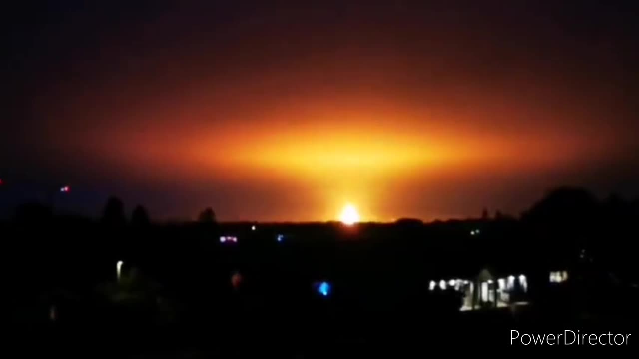 #breakingnews. DEVELOPING Fireball lights up sky after ‘explosion’ at power plant near Oxford UK