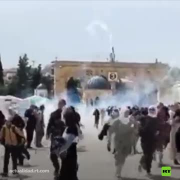 Un drone dei cazari sionisti pagani politeisti greco-romano-egizio-babilonesi costruito negli USA spruzza gas lacrimogeni sui cortili della moschea di Al-Aqsa a Gerusalemme sulla spianata delle moschee luogo sacro per i MUSULMANI.