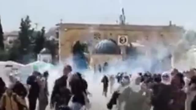 Un drone dei cazari sionisti pagani politeisti greco-romano-egizio-babilonesi costruito negli USA spruzza gas lacrimogeni sui cortili della moschea di Al-Aqsa a Gerusalemme sulla spianata delle moschee luogo sacro per i MUSULMANI.