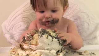 1yr old goes all in on smash cake