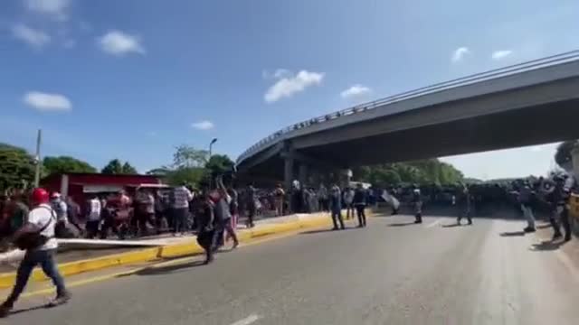 MASSIVE Migrant caravan steamroll over police roadblock in Mexico - Heading for the U.S. 3