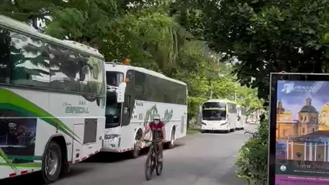 Larga fila de carros de turismo en Castillogrande