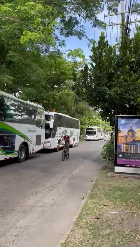Larga fila de carros de turismo en Castillogrande