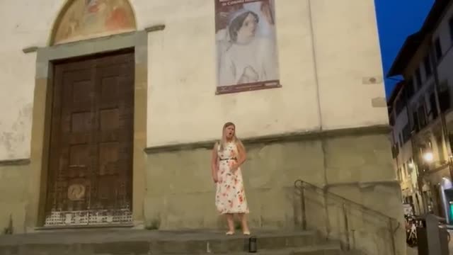 Amazing! Opera Singer on the street in Florence