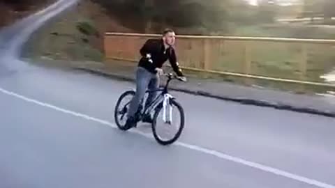 this man don't have control on the bike