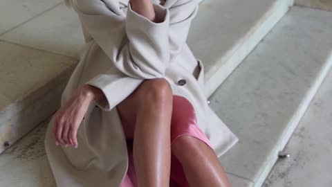 woman-modeling-sitting-in-the-stairs