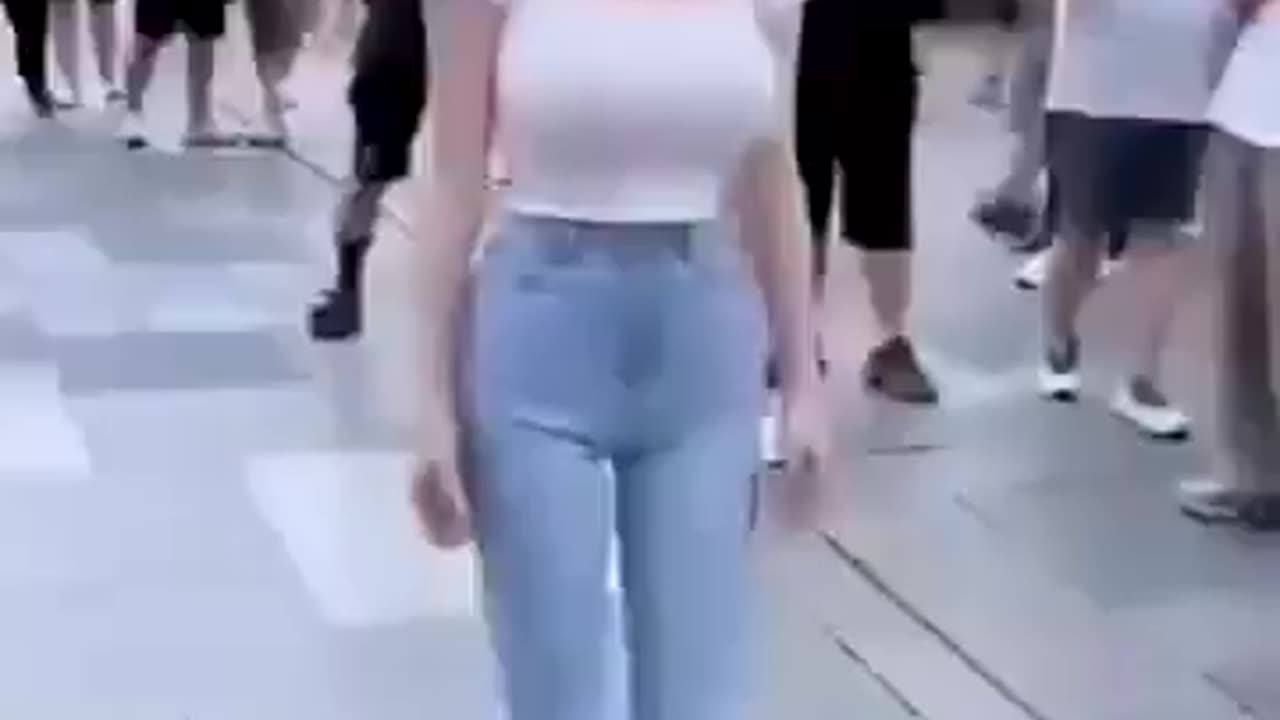RAGAZZE ROBOT CHE CAMMINANO IN CITTÀ