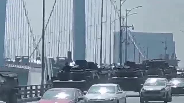 Vojenská vozidla v pohybu na mostě poblíž města Kinmen v čínské provincii Fujian