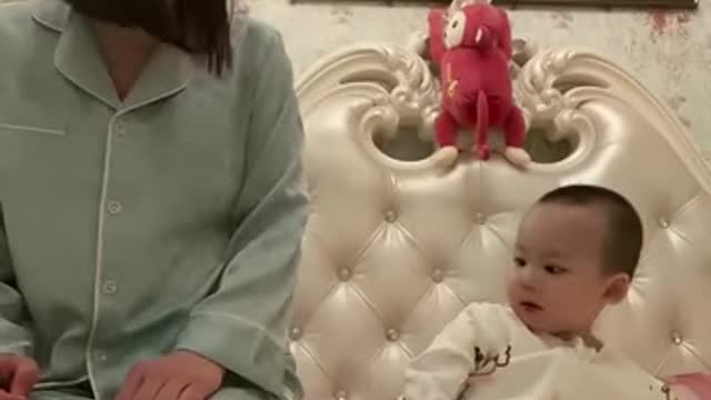 This baby's reaction is priceless 😂