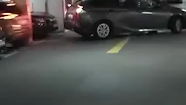 Kiasu driver chiongs into parking lot & hits wall
