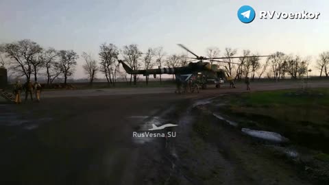 Unique footage of a wounded soldier being evacuated by a Mi-8 helicopter
