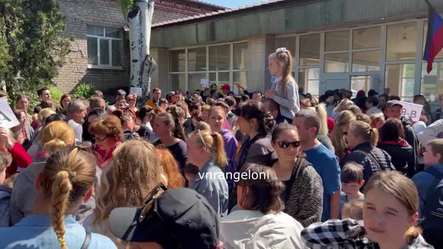 Marioupol, les élèves retournent en classe