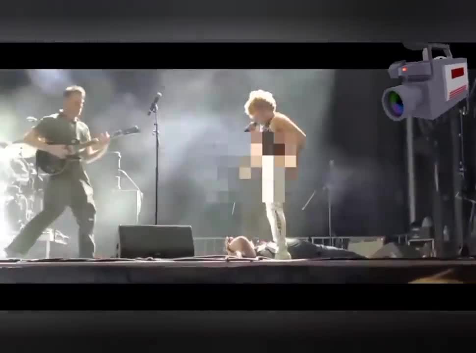 Sophia Urista urinating on fan face during her performance + real videos no censored HD