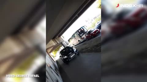 Auto u Splitu vozi nogostupom