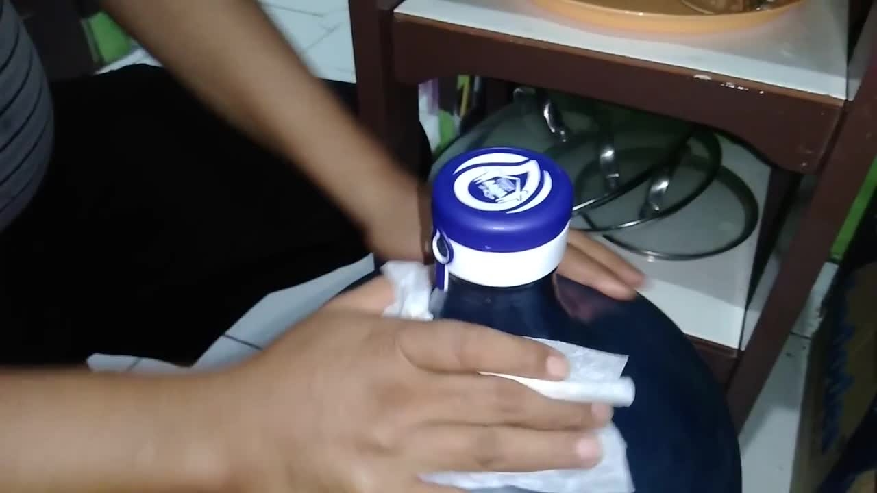 How to install a gallon of water in the dispenser so that water doesn't spill