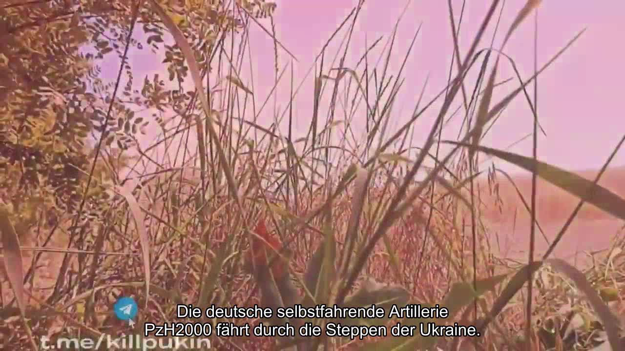 Die deutsche selbstfahrende Artillerie PzH2000 fährt durch die Steppen der Ukraine.