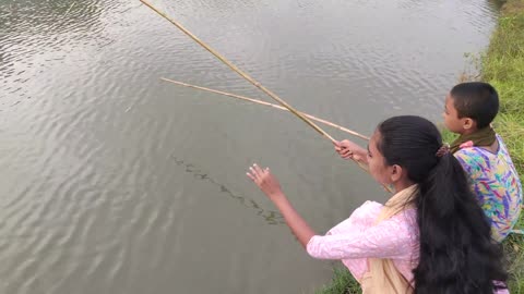 2 girls fishing 🎣 video