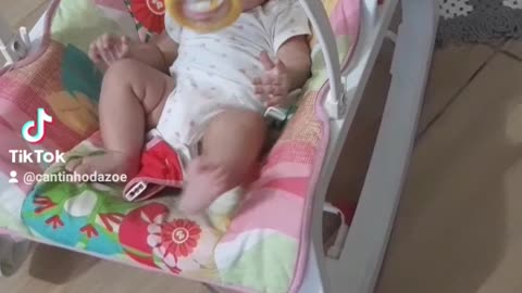 BEBÊ se balançando SOZINHA na cadeirinha