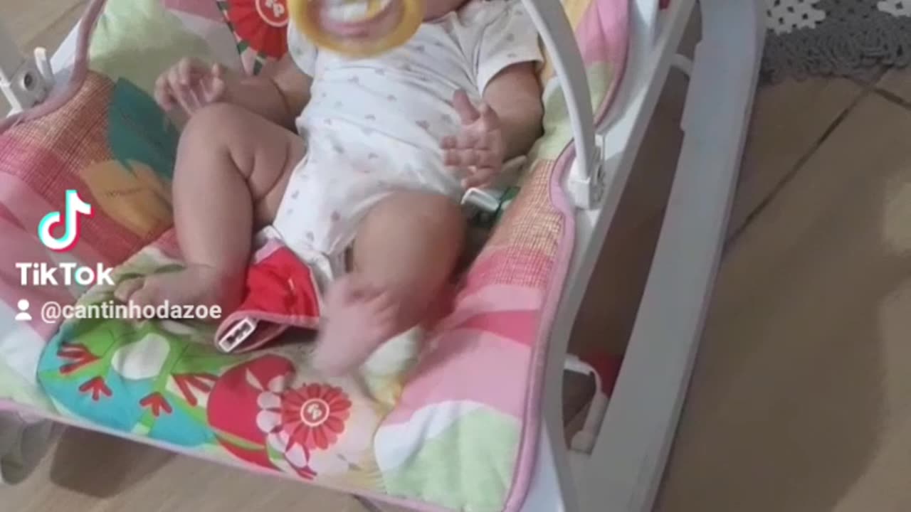 BEBÊ se balançando SOZINHA na cadeirinha