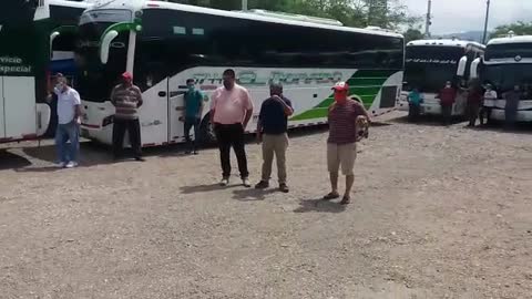 Transportadores de servicio informal realizan protestas.